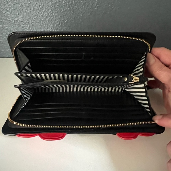 Kate spade Valentine’s Day wallet - Picture 2 of 3